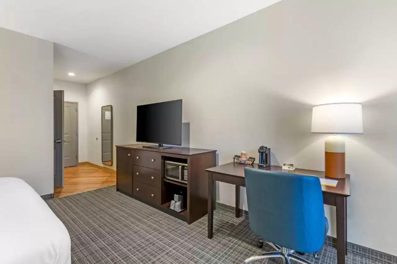 Comfort Inn & Suites Verona At Turning Stone Resor image