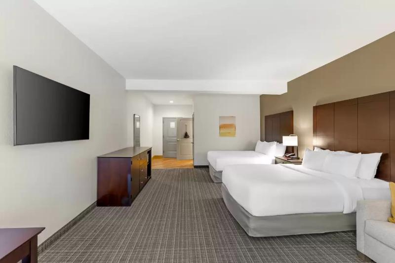 Comfort Inn & Suites Verona At Turning Stone Resor image