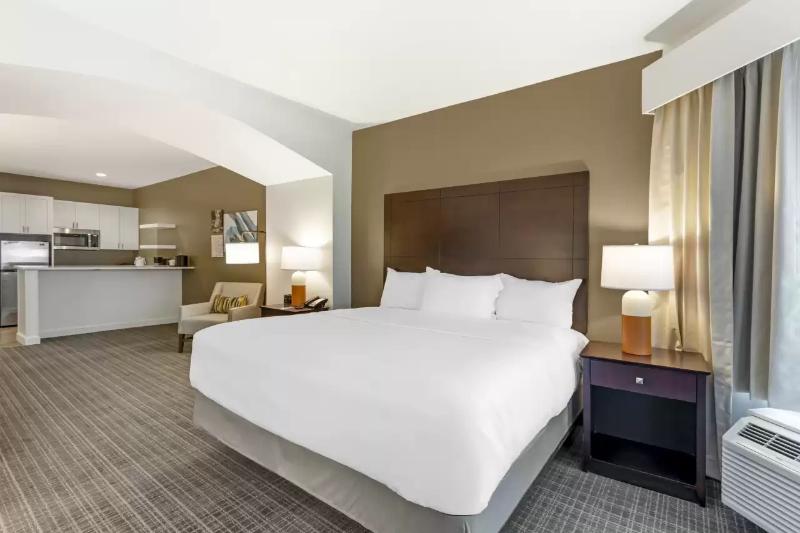 Comfort Inn & Suites Verona At Turning Stone Resor image