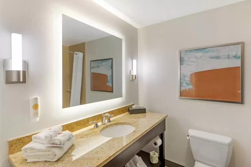 Comfort Inn & Suites Verona At Turning Stone Resor image