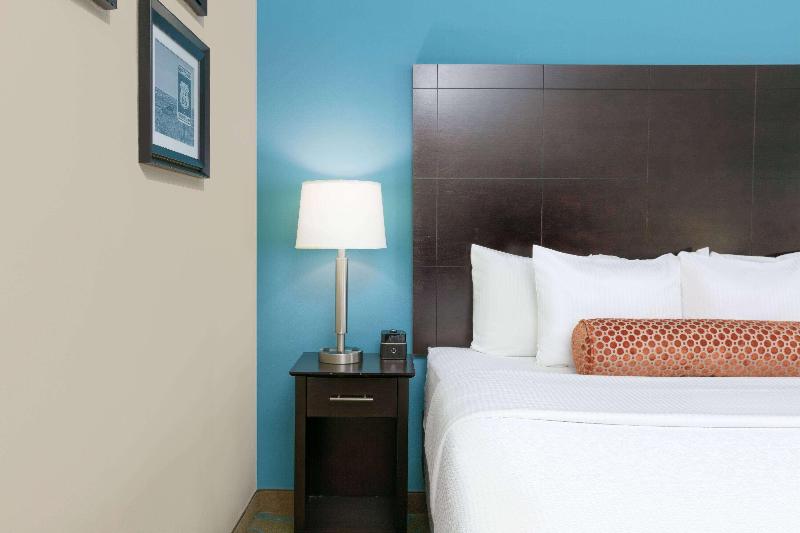 La Quinta Inn & Suites Clinton Historic Route 66 image