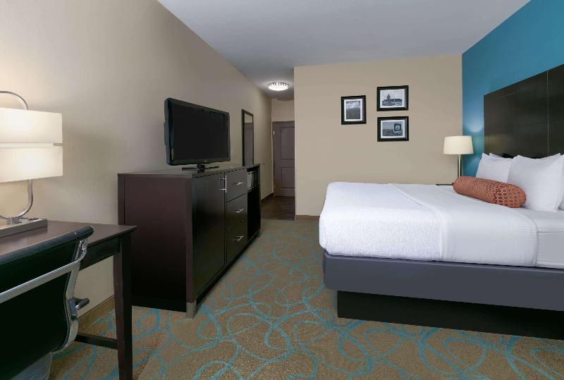 La Quinta Inn & Suites Clinton Historic Route 66 image