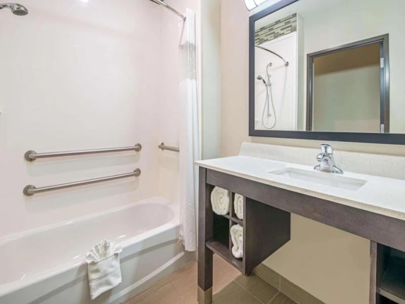 La Quinta Inn & Suites By Wyndham Weatherford Ok image