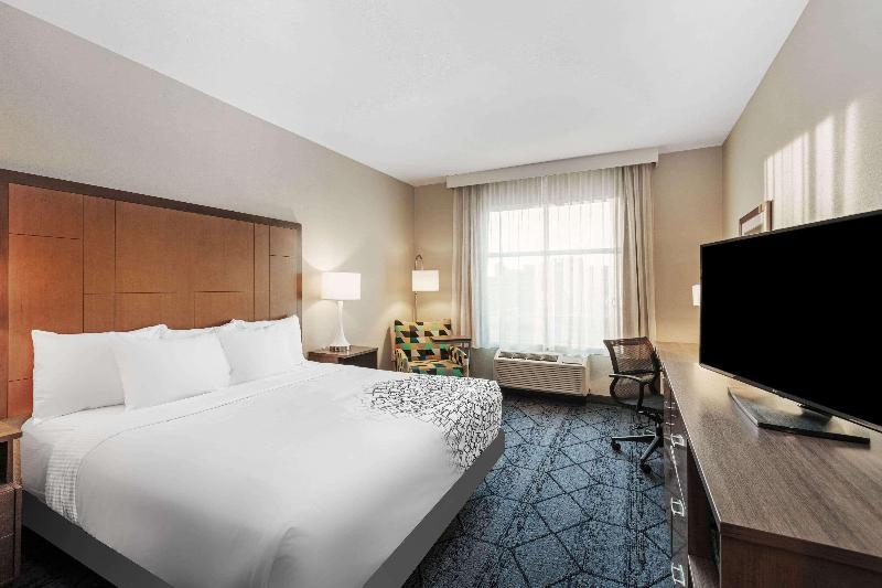Hotel La Quinta & Suites Wyndham Kansas City Beacon