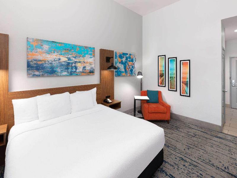 La Quinta Inn & Suites By Wyndham Rockport -Fulton image