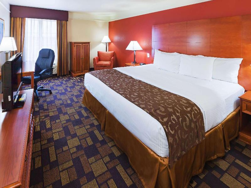 La Quinta Inn & Suites By Wyndham Seguin image
