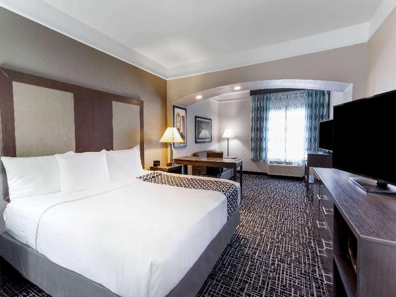 La Quinta Inn & Suites By Wyndham Seguin image
