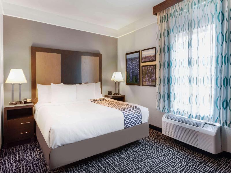 La Quinta Inn & Suites By Wyndham Seguin image