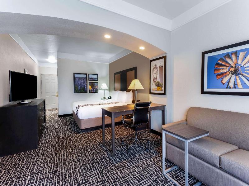 La Quinta Inn & Suites By Wyndham Seguin image
