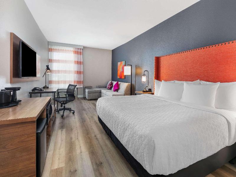 La Quinta by Wyndham Dallas Lewisville image