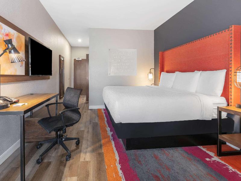 La Quinta by Wyndham Dallas Lewisville image