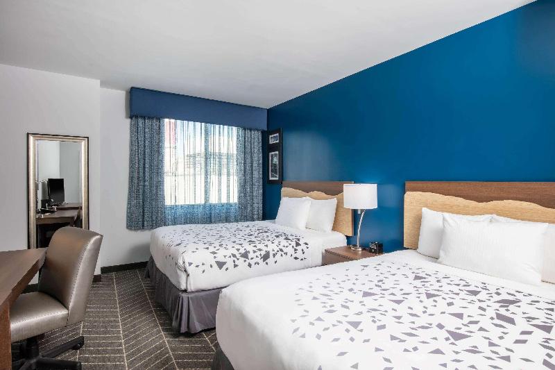 La Quinta Inn and Suites Long Island City image