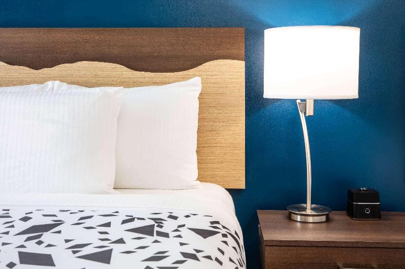 La Quinta Inn and Suites Long Island City image
