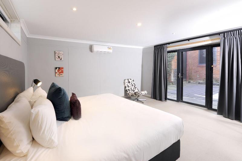 The Stirling Arms Hotel - Image 2