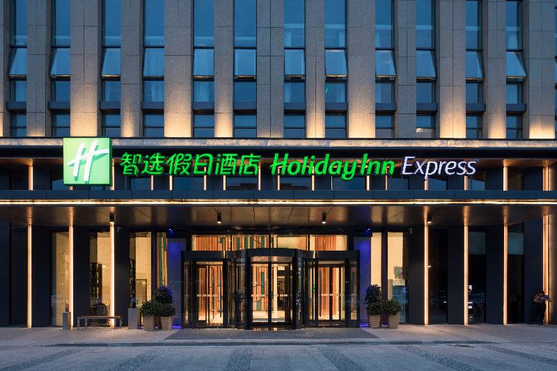 Holiday Inn Express Qingdao Chengyang Central image