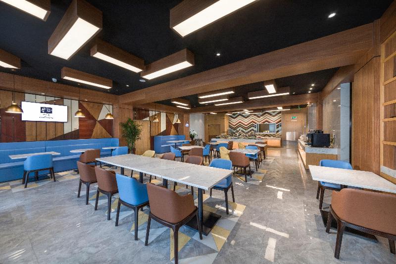 Holiday Inn Express Qingdao Chengyang Central image