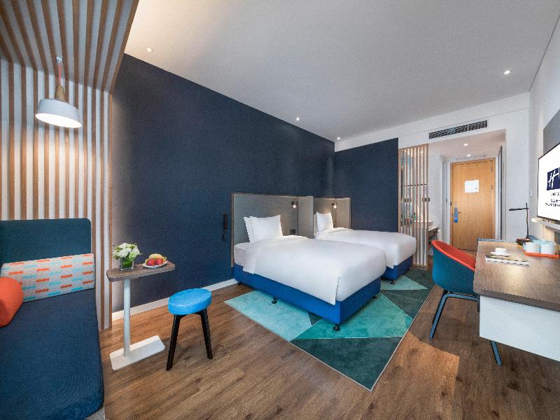 Holiday Inn Express Qingdao Chengyang Central image