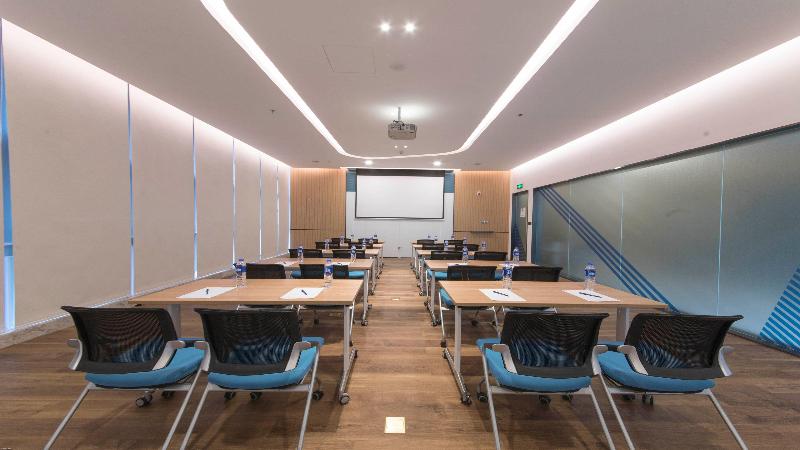 Holiday Inn Express Liyang Huafu image