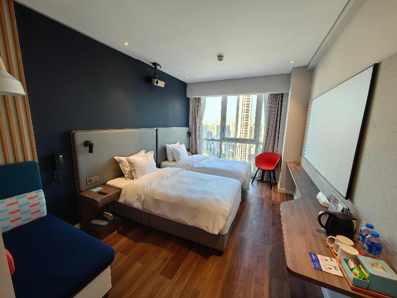 Holiday Inn Express Liyang Huafu image