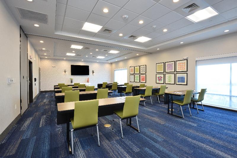 Holiday Inn Express Suites Spring Woodlands Area image