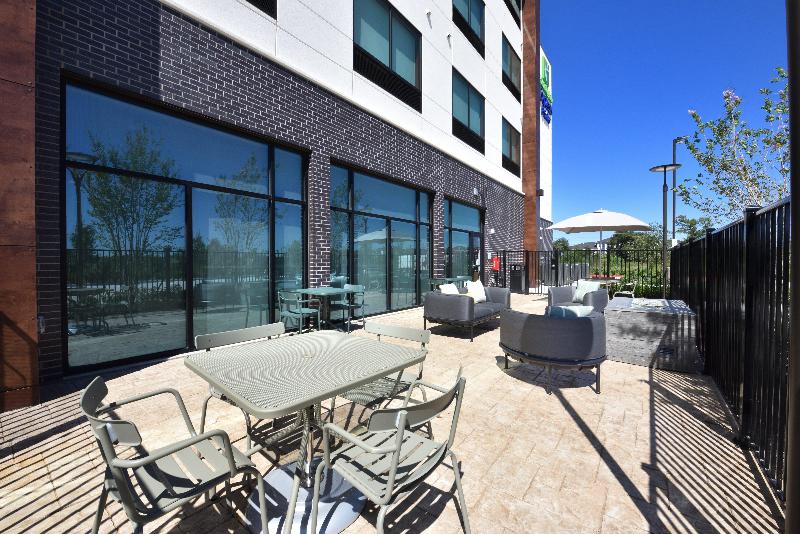 Holiday Inn Express Suites Spring Woodlands Area image