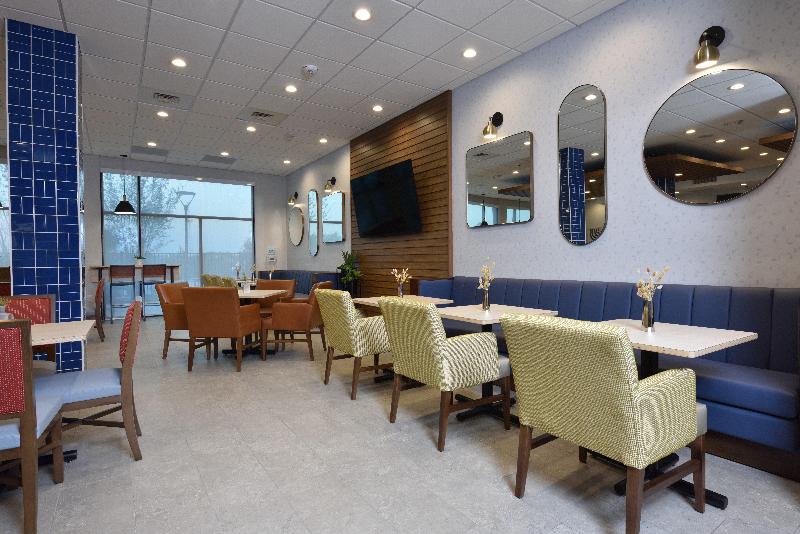 Holiday Inn Express Suites Spring Woodlands Area image