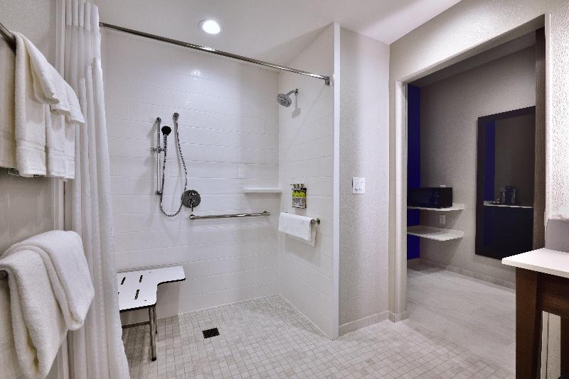 Holiday Inn Express Suites Spring Woodlands Area image