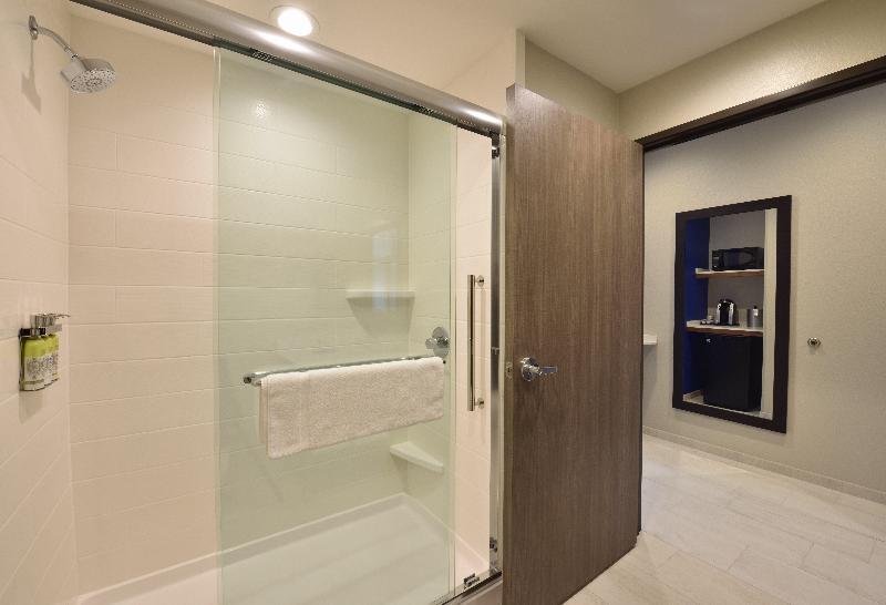 Holiday Inn Express Suites Spring Woodlands Area image