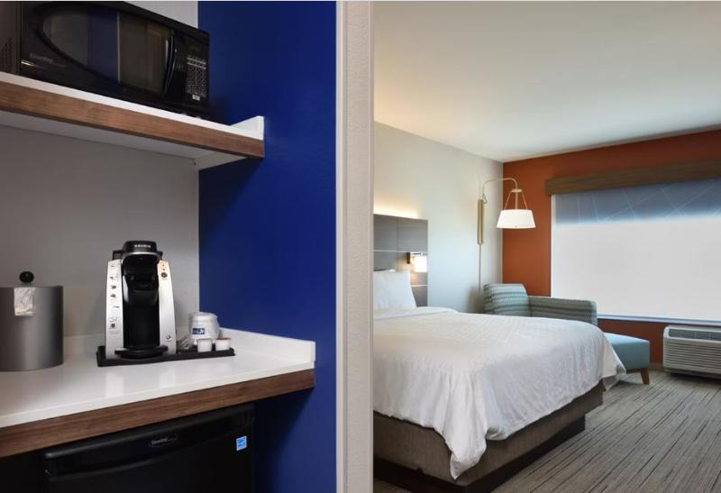 Holiday Inn Express & Suites Spring - Woodlands Ar - Image 2