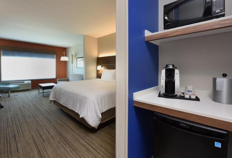 Holiday Inn Express & Suites Spring - Woodlands Ar - Image 4