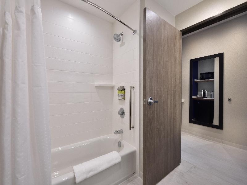 Holiday Inn Express Suites Spring Woodlands Area image