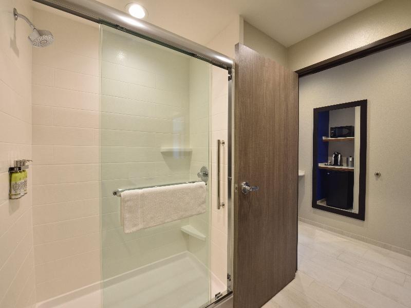 Holiday Inn Express Suites Spring Woodlands Area image