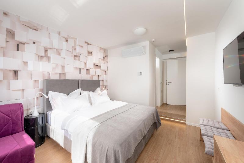 Skaline Luxury rooms Split image