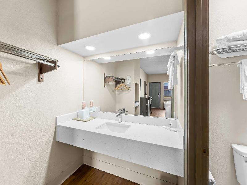Econo Lodge Greenville image