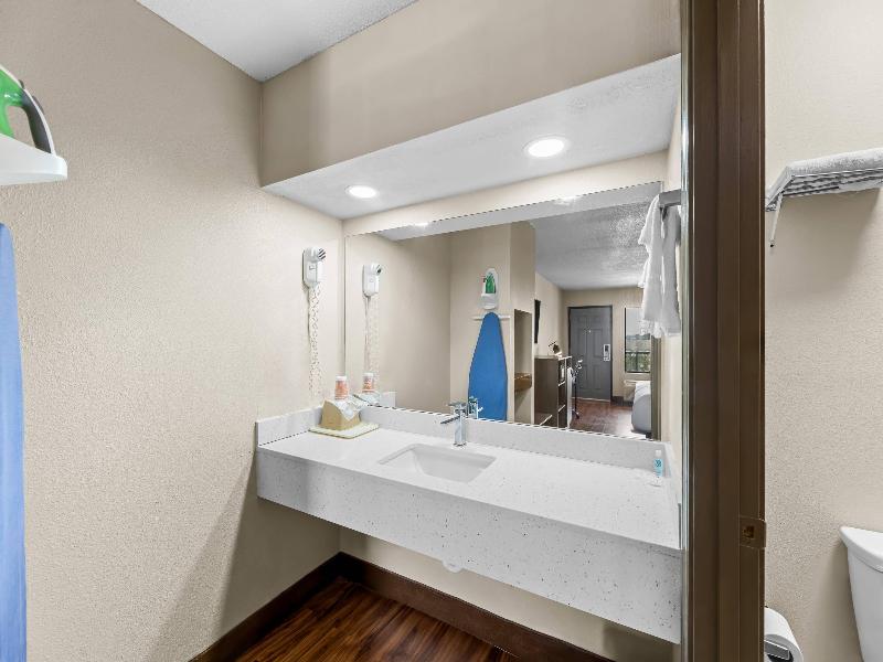 Econo Lodge Greenville image