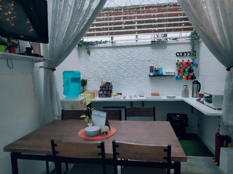 Crossroads Hostel Manila image