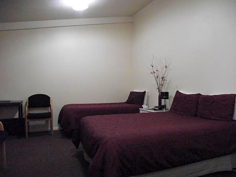 Caves Motor Inn image