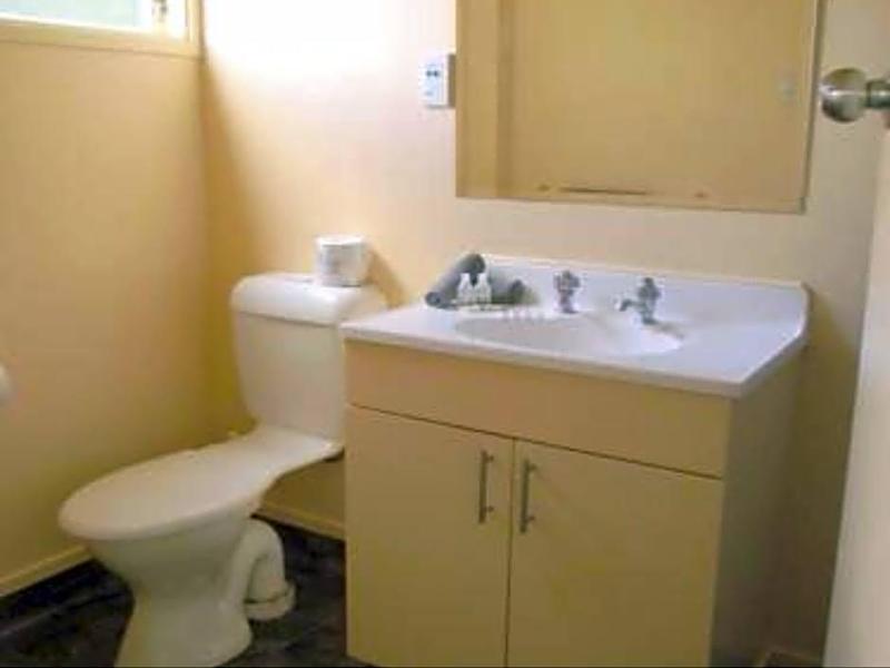 Caves Motor Inn image