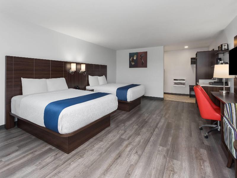 QUADRUPLE WITH KITCHENETTE