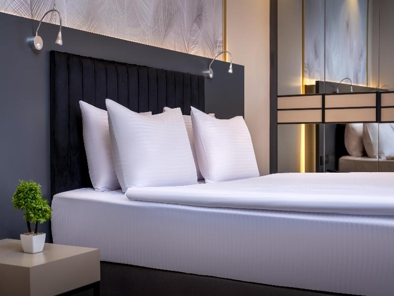 Best Western Premier Hidden Hills Hotel image
