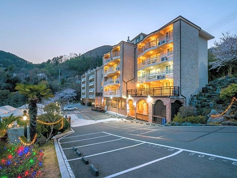 Homefourest Resort image