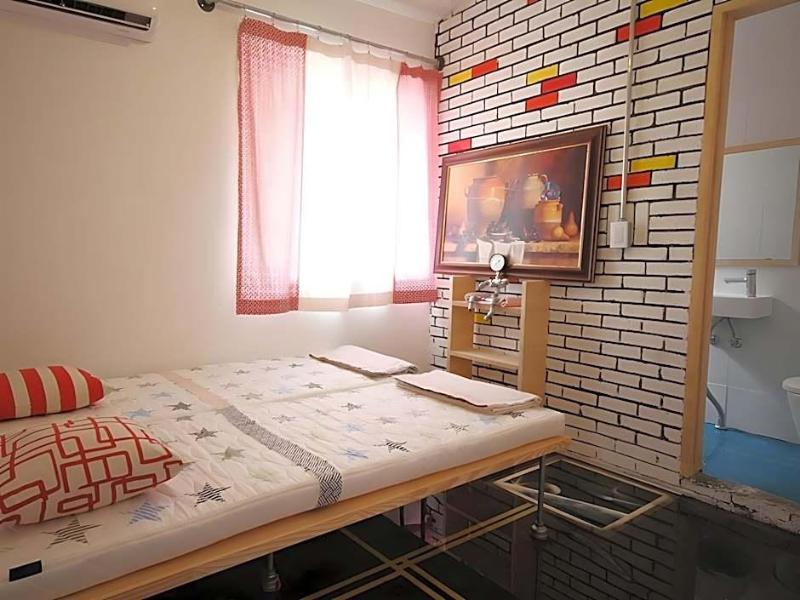 Time Travelers Party Hostel In Hongdae image