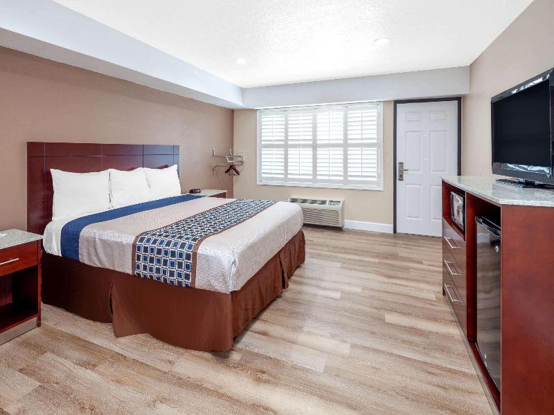 Travelodge By Wyndham Harbor City image