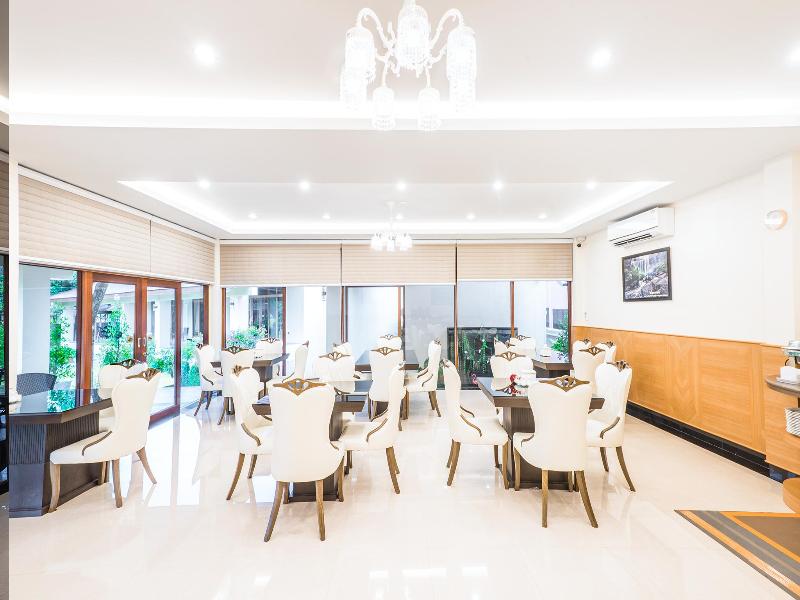 Au Place Hotel image