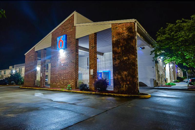 Motel 6 Greensboro Airport image