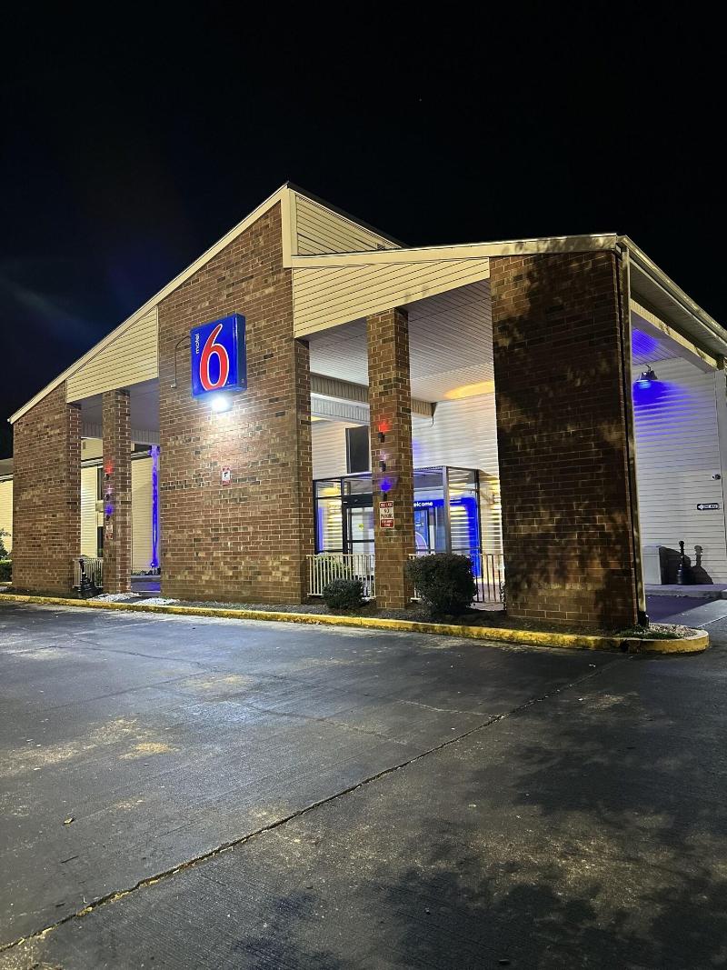 Motel 6 Greensboro Airport image