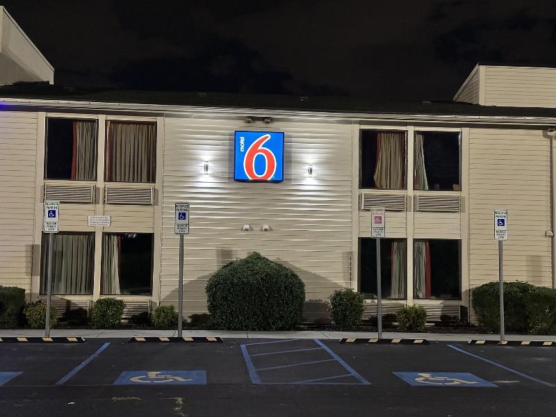 Motel 6 Greensboro Airport image