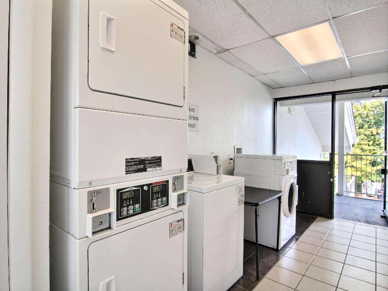 Motel 6 Middleburg Heights, Oh - Cleveland image