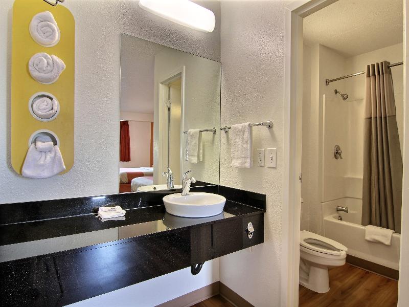 Motel 6 Middleburg Heights, Oh - Cleveland GA image