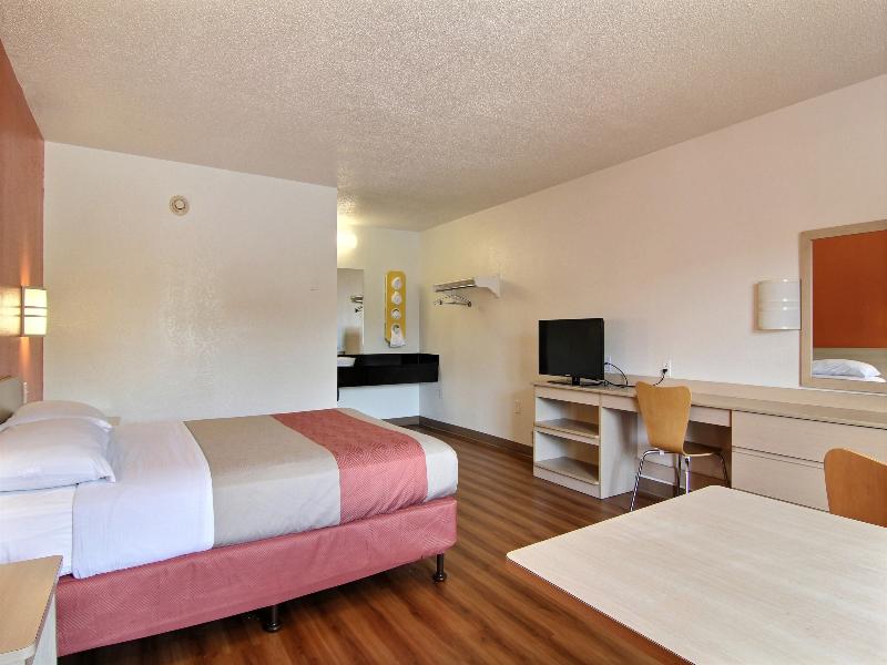 Motel 6 Middleburg Heights, Oh - Cleveland GA image